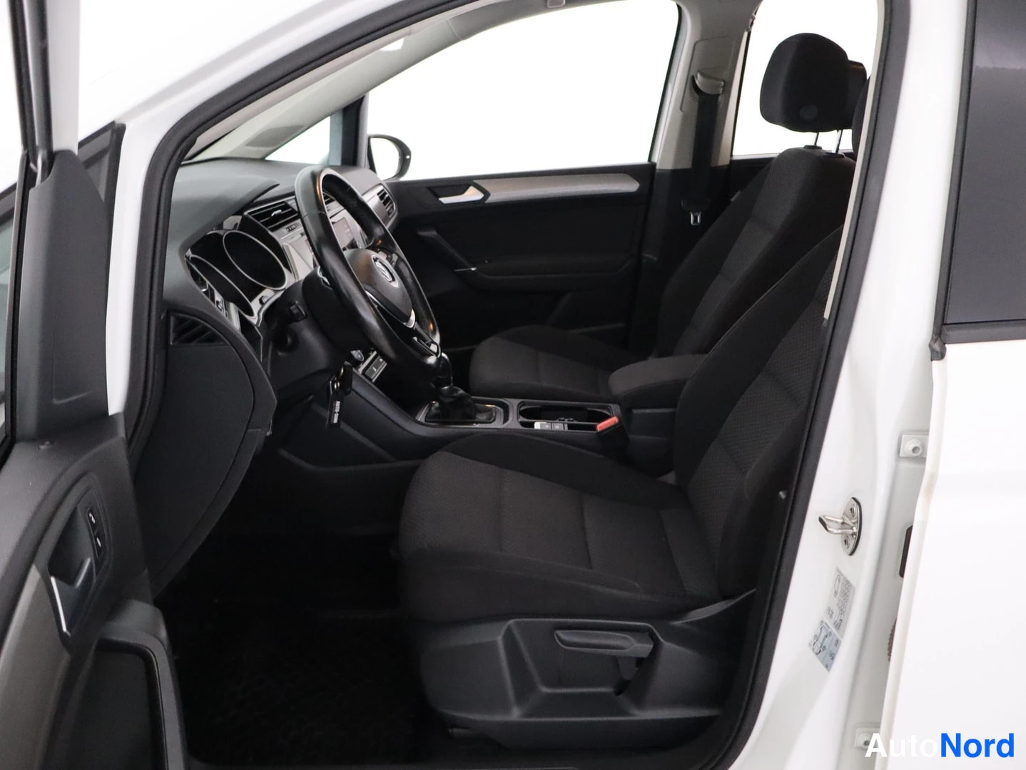 Valkoinen Volkswagen Touran 2018, etuistuimet, kuva 16