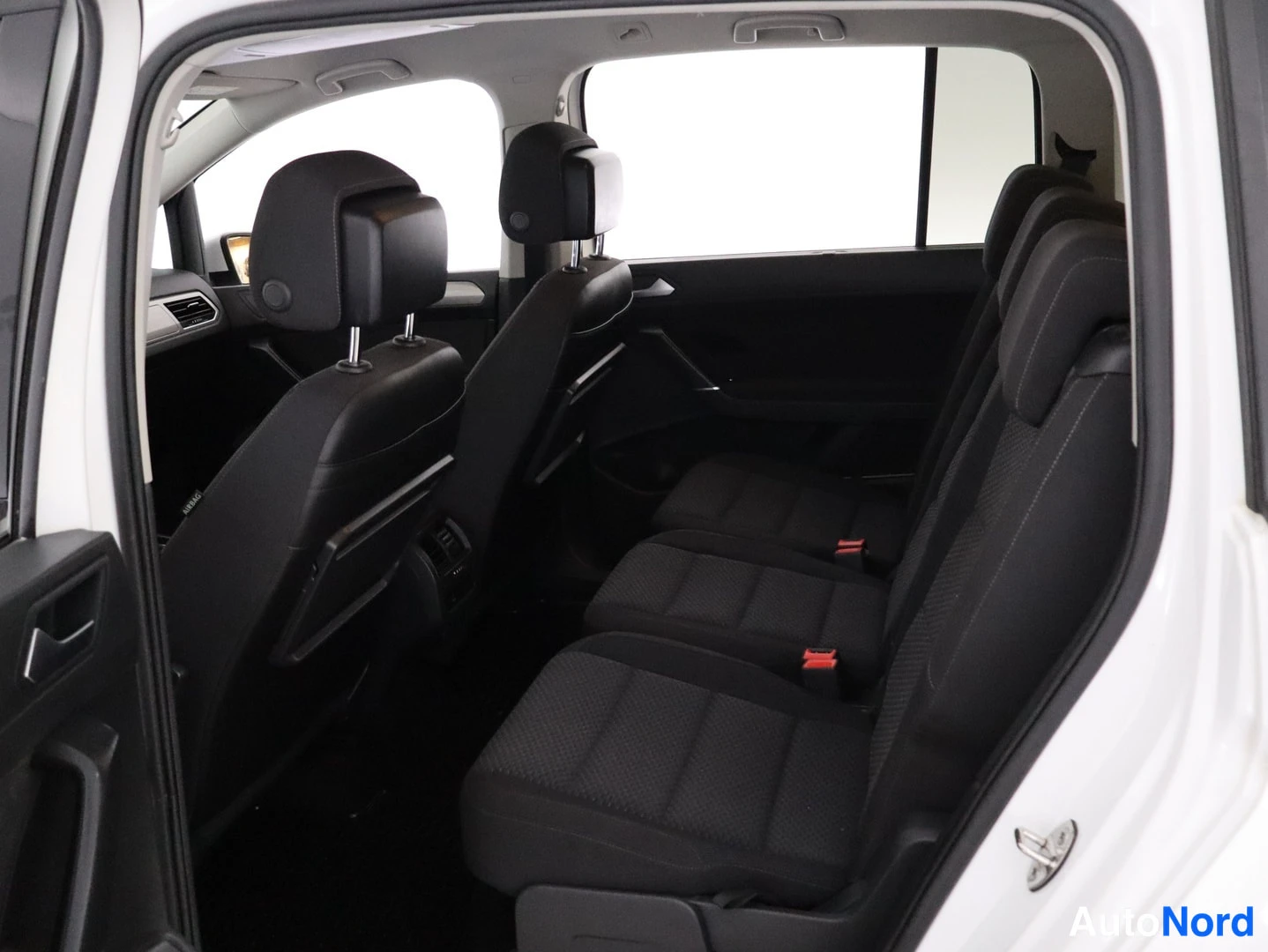 Valkoinen Volkswagen Touran 2018, takaistuimet, kuva 18