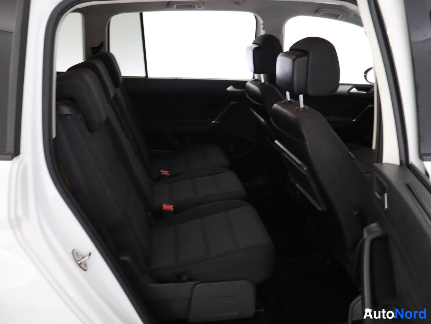 Valkoinen Volkswagen Touran 2018, takaistuimet, kuva 19