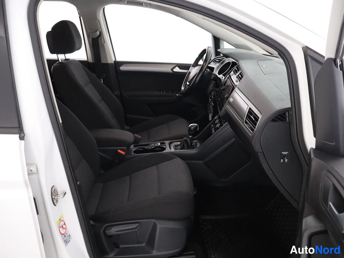 Valkoinen Volkswagen Touran 2018, ohjaamo, kuva 14