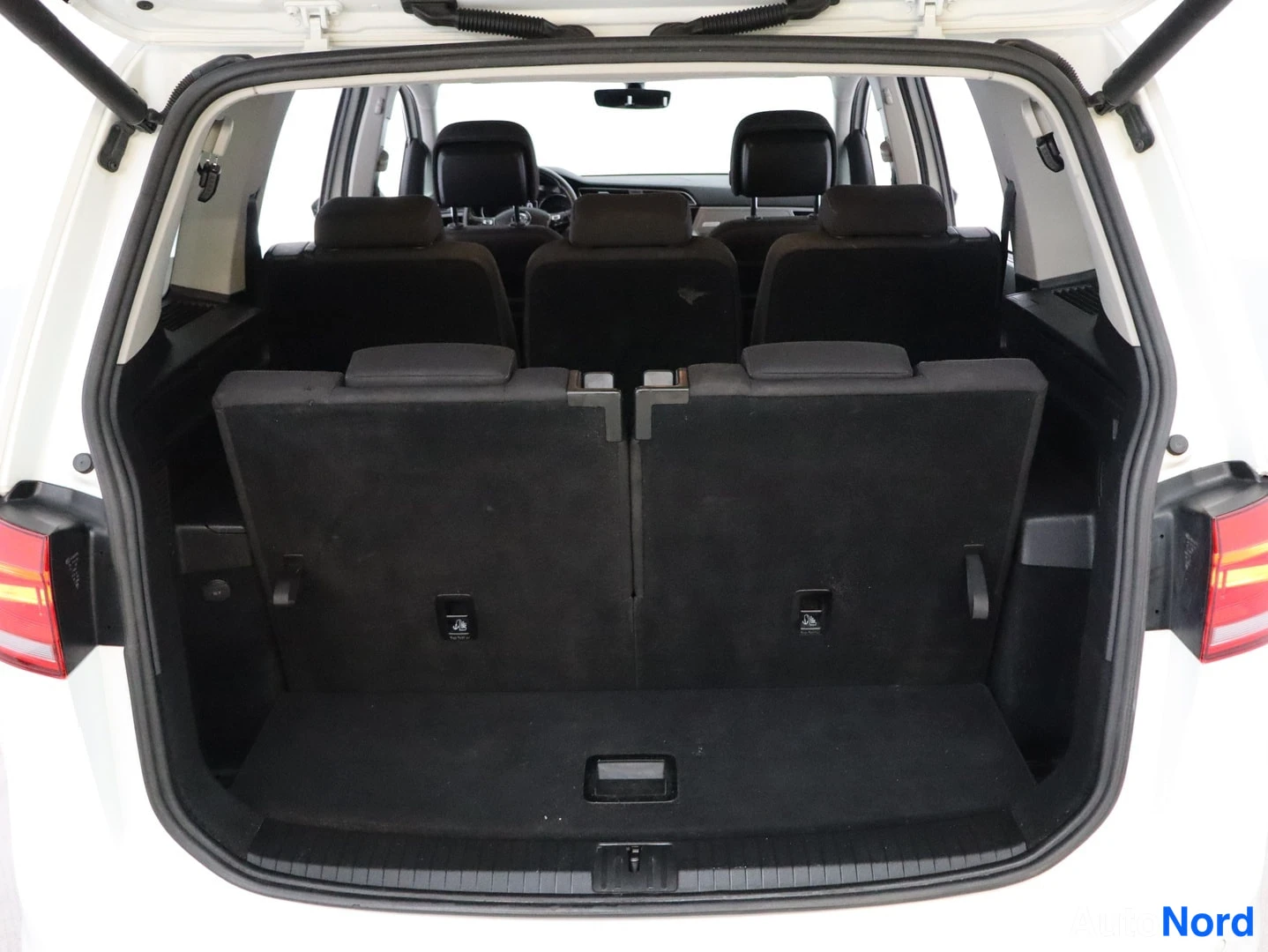 Valkoinen Volkswagen Touran 2018, tavaratila, kuva 21