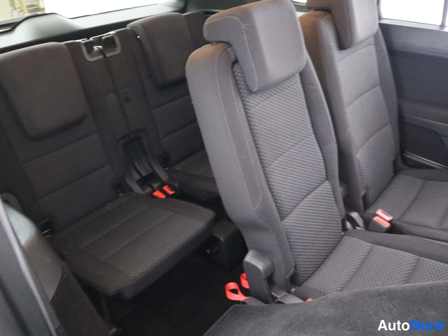 Valkoinen Volkswagen Touran 2018, takaistuimet, kuva 20