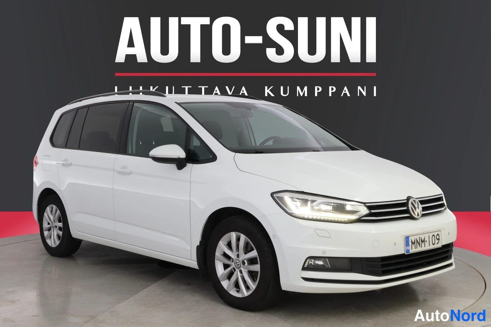 Valkoinen Volkswagen Touran 2018, etuviisto, keula oikealle, kuva 4
