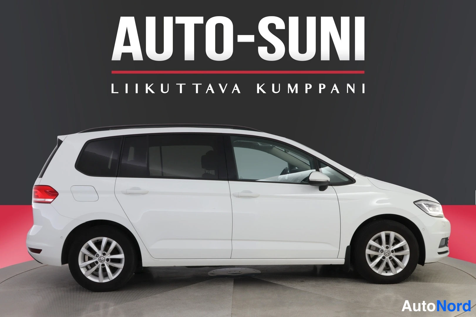 Valkoinen Volkswagen Touran 2018, sivulta, kuva 6