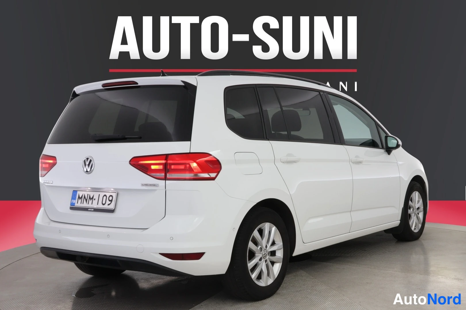 Valkoinen Volkswagen Touran 2018, takaviisto, kuva 9