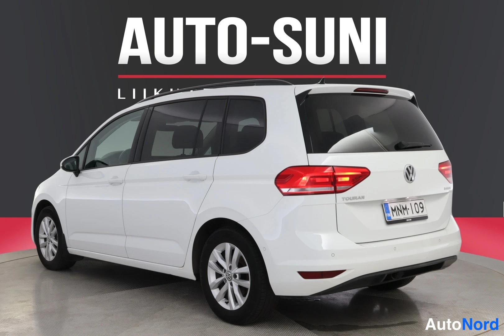 Valkoinen Volkswagen Touran 2018, takaviisto, kuva 10