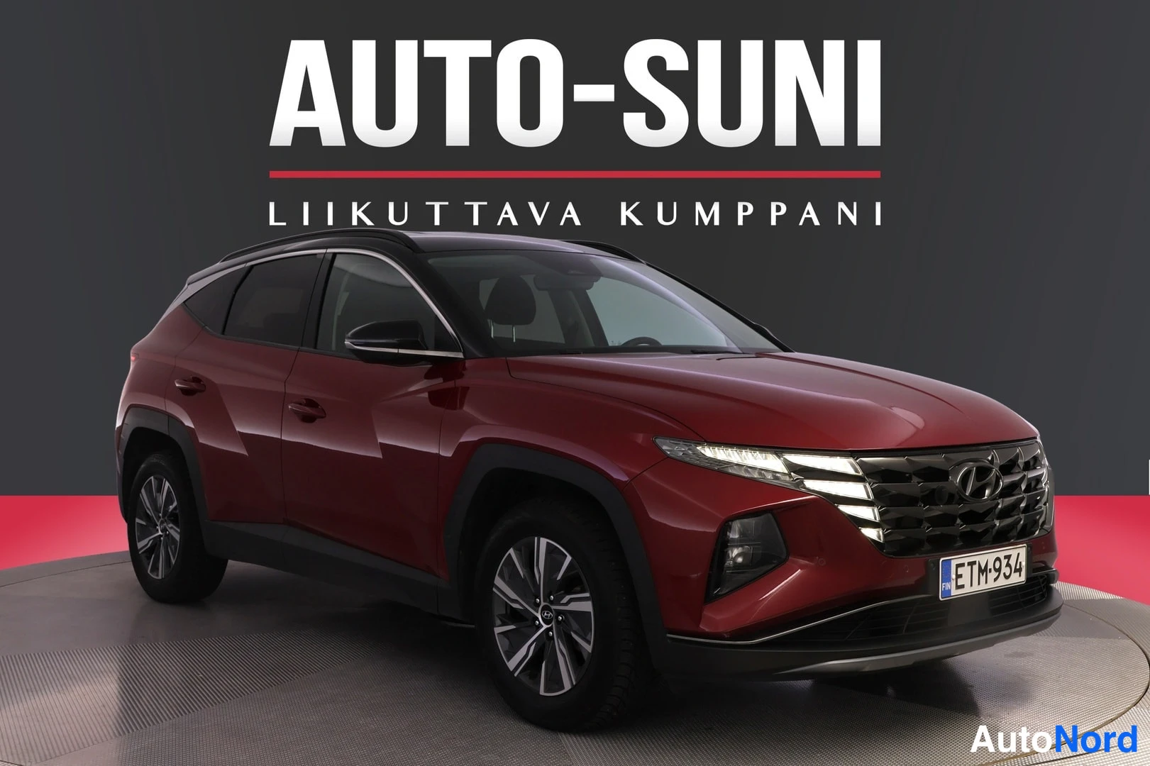 Etuviisto, nokka oikealle: Punainen Hyundai Tucson -tyyppinen katumaasturi etu Kolmivartalokuva vasemmasta kyljestä; Rek