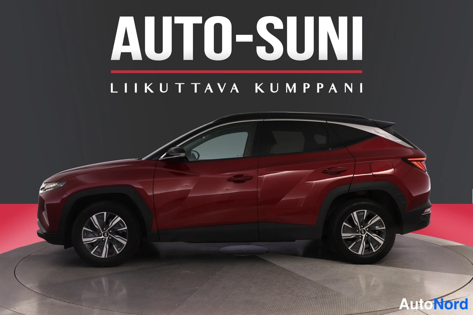 Sivulta: Punainen SUV sivusta nähtynä studio-ympäristössä, molempien ovien ja pyörien linjat erottuvat.
