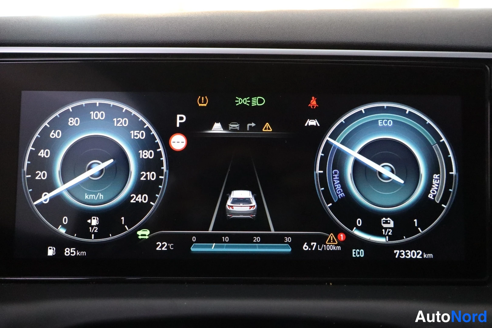 Muu: Digitaalinen mittaristo näyttää 73302 km lukeman, 6,7 l/100 km kulutuksen, 22 °C lämpötilan ja pysäköintivaiheen P.