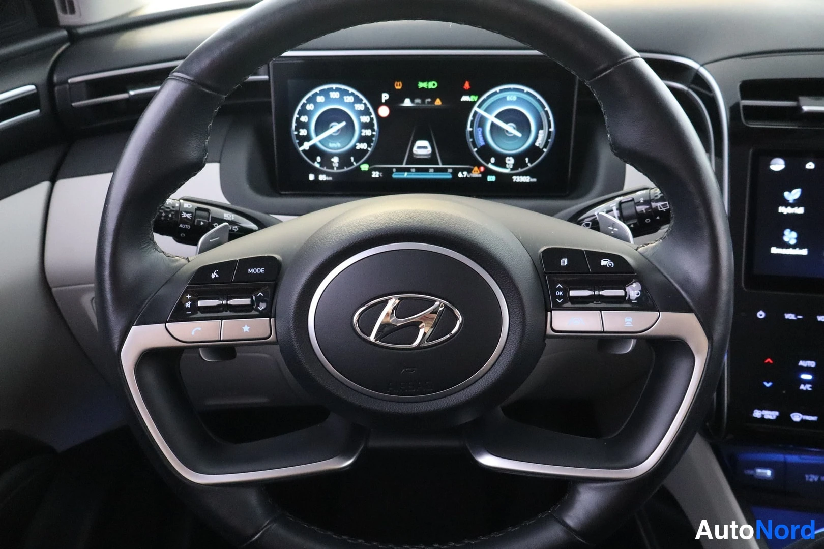Muu: Hyundai-ohjauspyörä ja digitaalinen mittaristo sekä osa keskinäytöstä; mittaristossa 73302 km lukema.