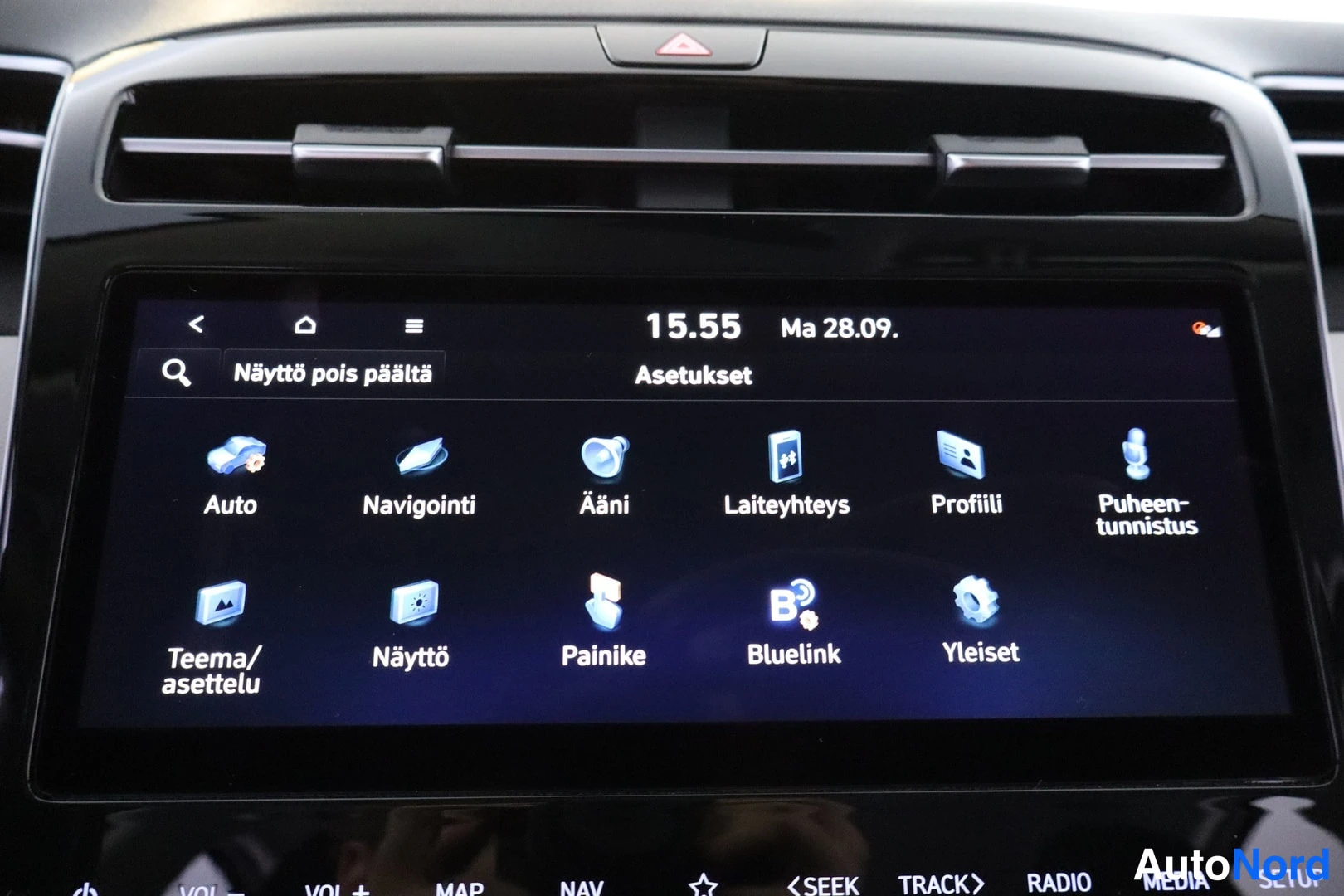 Muu: Infotainmentjärjestelmän asetusvalikko näkyy näytöllä, vaihtoehtoina Auto, Navigointi, Ääni, Laiteyhteys, Profiili, Puheentunnistus, Teema/asettelu, Näyttö, Pai