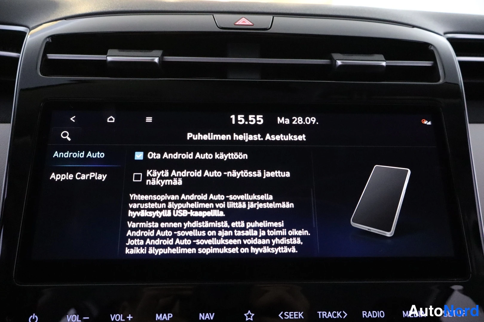 Muu: Näytöllä näkyy Android Auto -asetussivu, jossa vaihtoehtoina myös Apple CarPlay, sekä ohjeet älypuhelimen liittämisestä USB-kaapelilla.