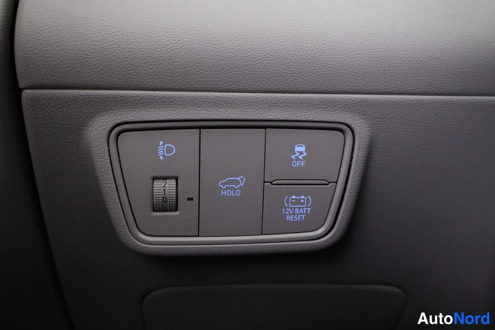 Muu: Etusivupaneelin kytkimet: ajovalon korkeudensäädin, ESP OFF -painike, autojen HOLD-painike ja 12V BATT RESET -painike harmaassa paneelissa.