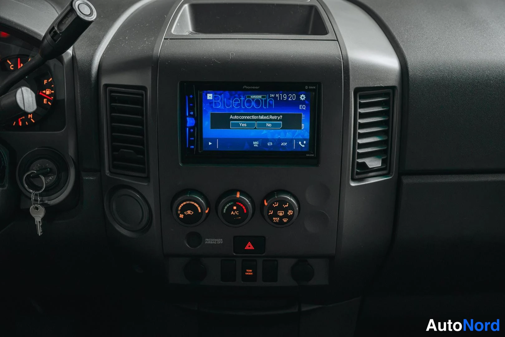 Muu: Kojelaudan keskikonsolin lähikuva: Pioneer-virranäyttö näyttää Bluetooth-yhteyttä ja viestiä 'Autoconnection failed.Retry?' Yes/No -valinnoilla; alla kolme sääd