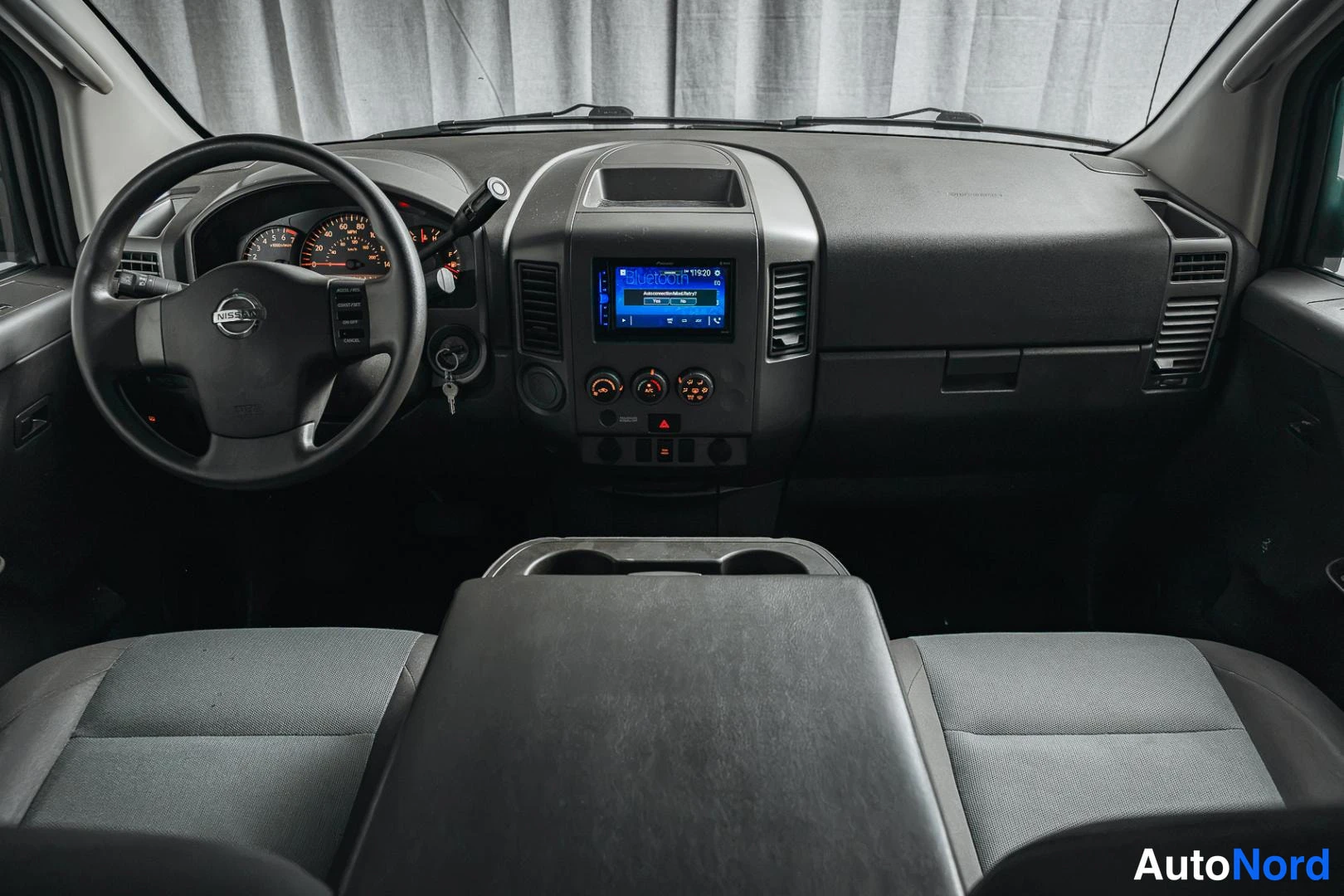 Muu: Auton sisätilat: tumma kojelauta, Nissan-ohjauspyörä, analogiset mittarit ja keskikonsolissa Pioneer-radiopaneeli; harmaat kankaanistuimet ja keskikäsisjarrukeh