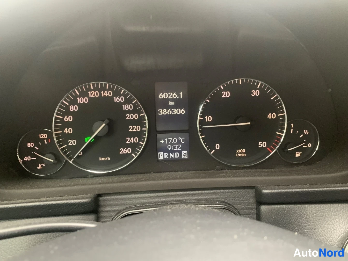 Muu: Mittaristo, jossa kilometrilukema 386306 km, lämpötila +17,0 °C ja vaihteiston P R N D -valinnat.