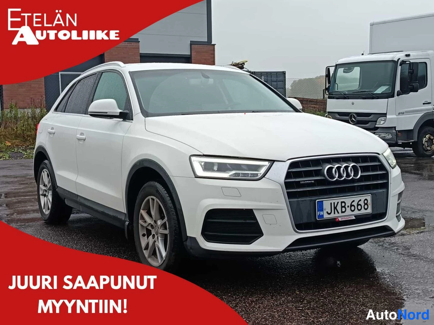 Etuviisto, nokka oikealle: Valkoinen Audi Q3 etuosa kolmesta neljänneksestä kuvattuna, etusäleikkö ja Etelän Autoliike -mainoskuvat.