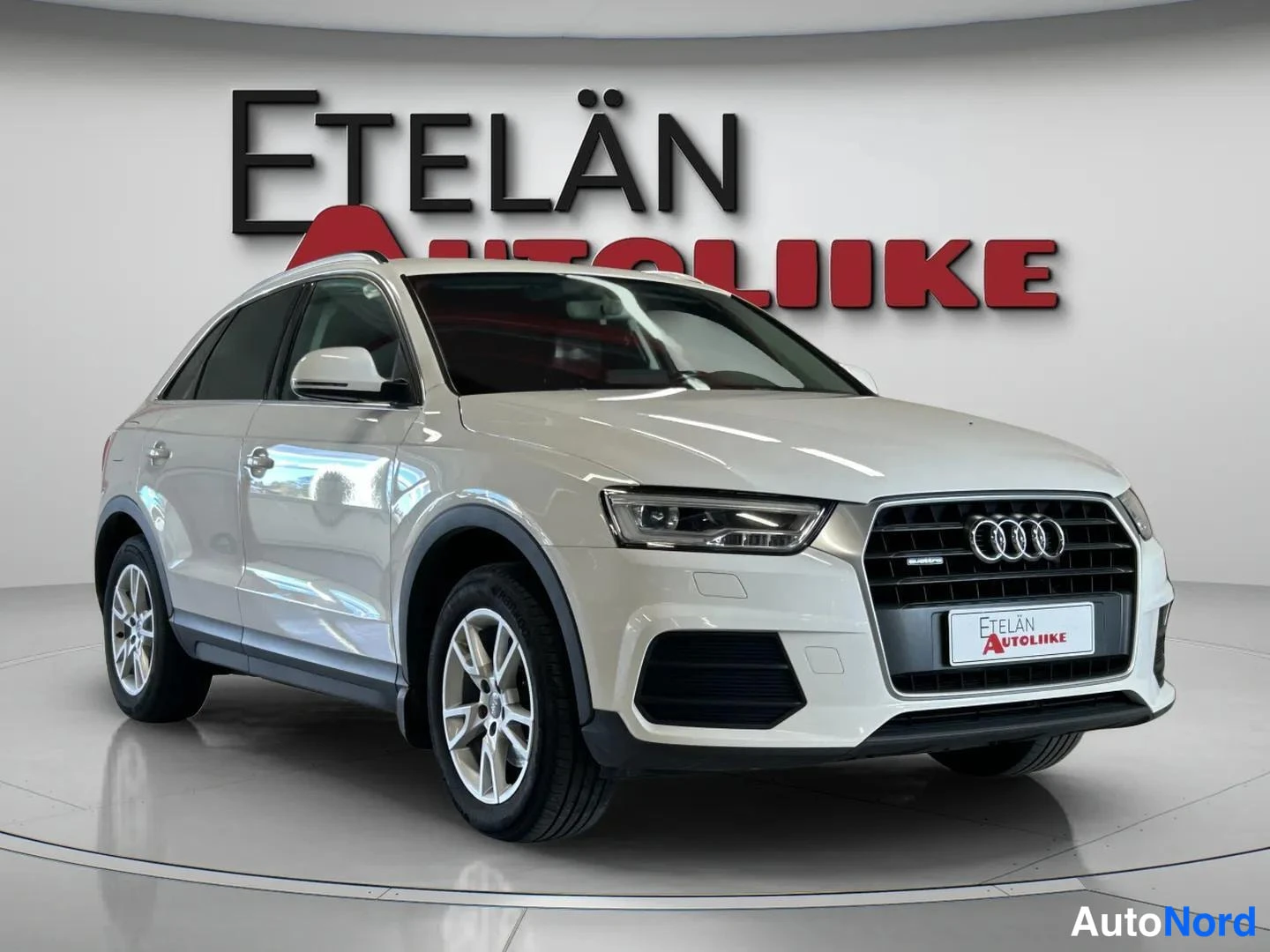 Valkoinen Audi Q3 2016, etuviisto, keula oikealle, kuva 2