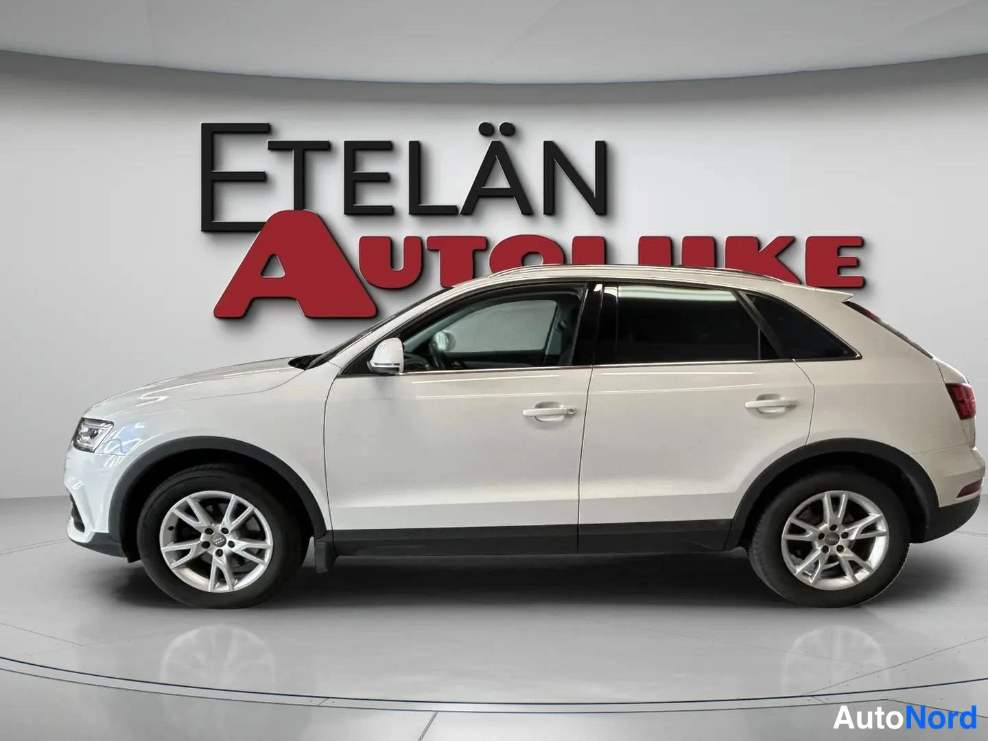 Valkoinen Audi Q3 2016, sivulta, kuva 4