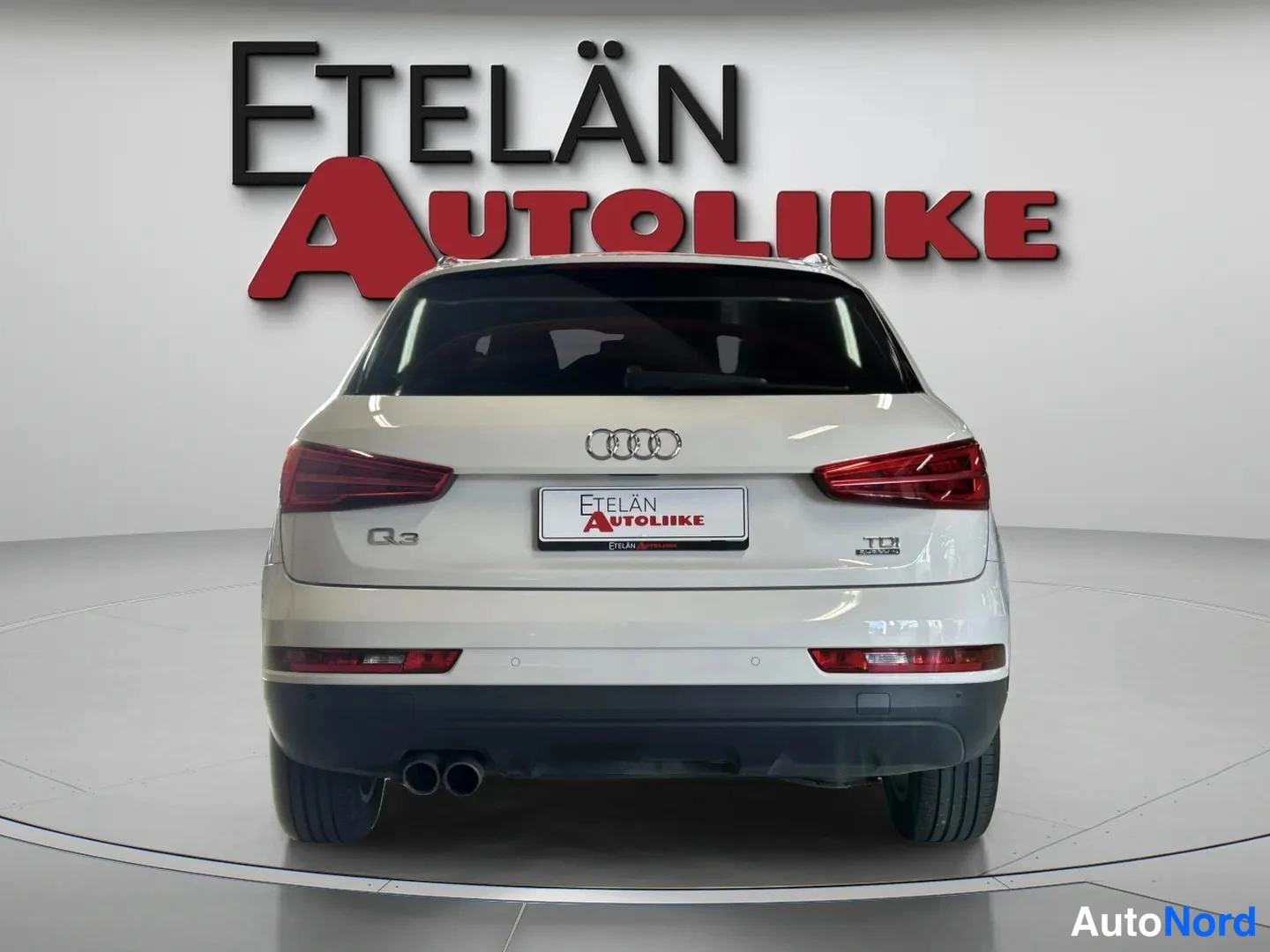 Valkoinen Audi Q3 2016, takaa, kuva 9