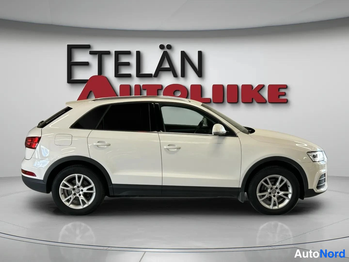 Valkoinen Audi Q3 2016, sivulta, kuva 5