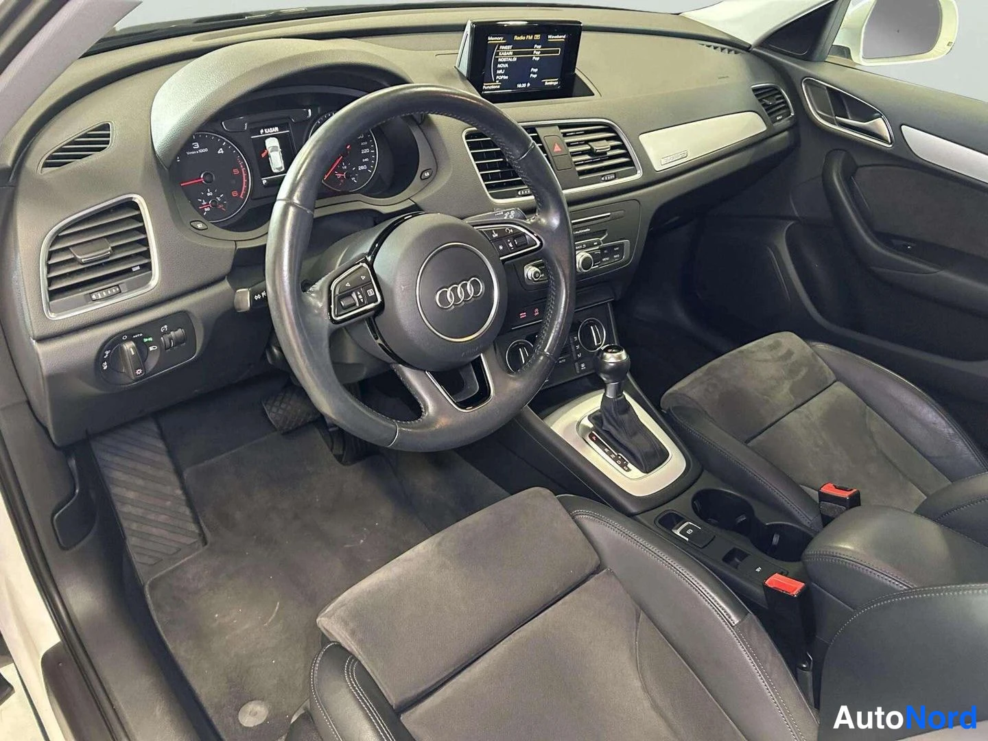 Valkoinen Audi Q3 2016, kuva 12
