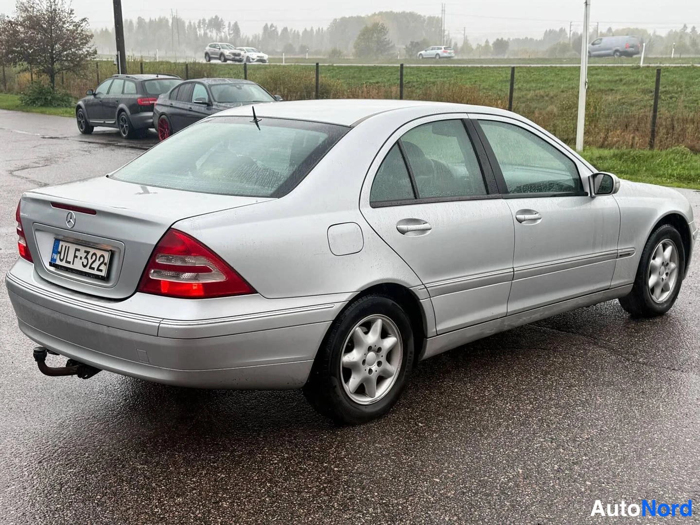 Takaviisto: Hopeanharmaa Mercedes-Benz C-sarjan sedan takaosa oikealta kolmantenaäkuvana, rekisteritunnus.