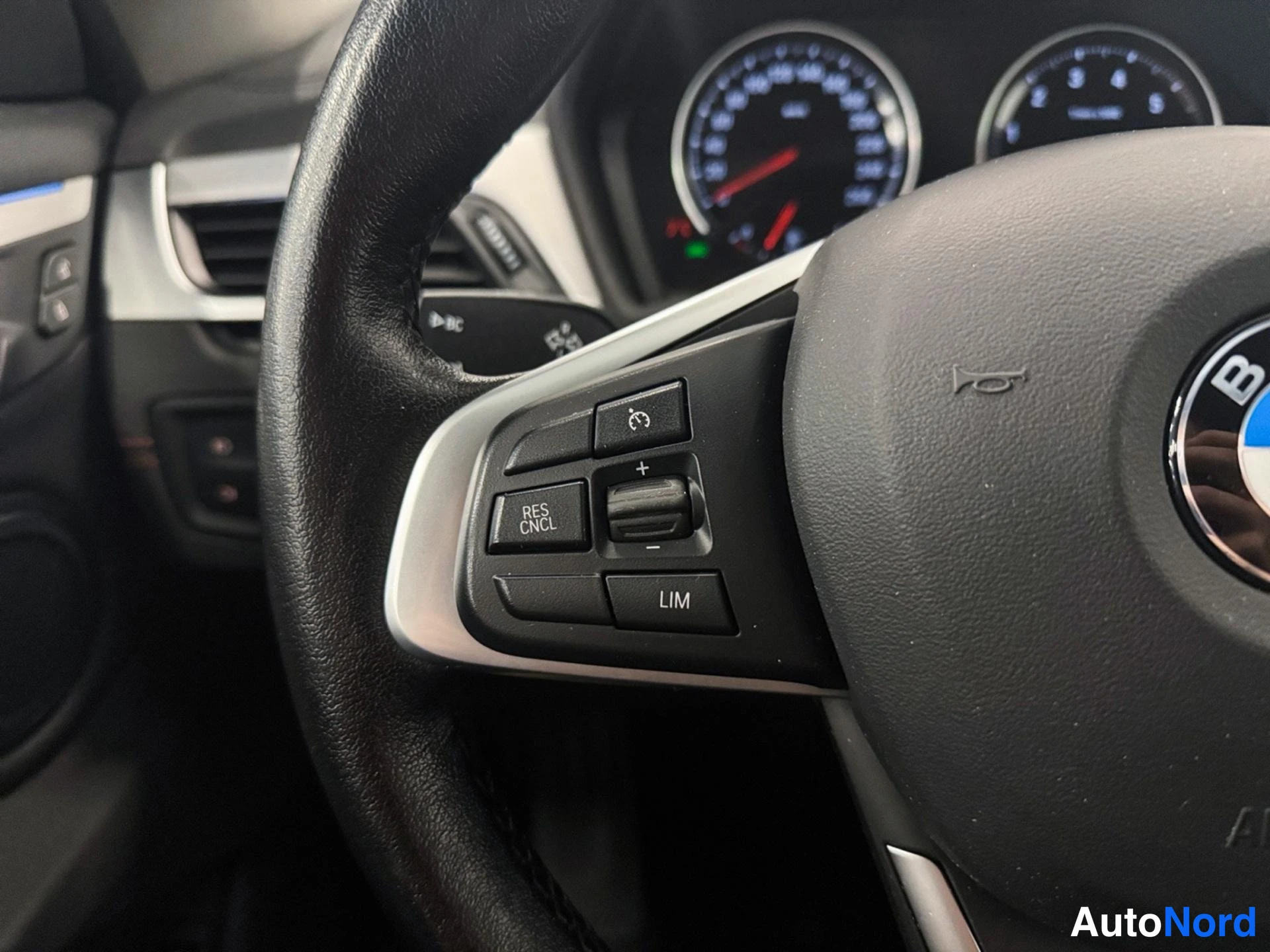Muu: Lähikuva ohjauspyörän vasemmasta puhalluksesta: RES CNCL- ja LIM-painikkeet sekä nopeudensäädön plus/miinus-rulla.