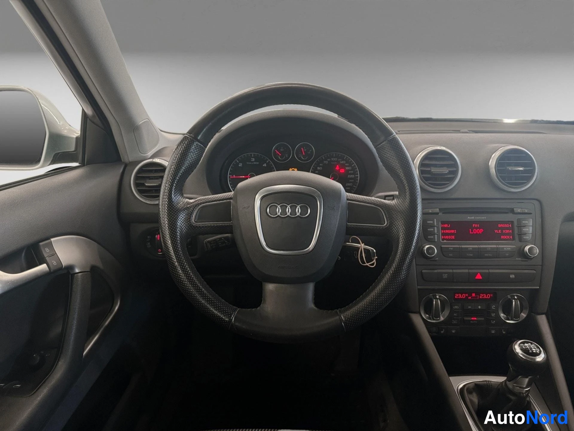 Muu: Henkilöauton ohjaamo: Audi-ohjauspyörä, mittaristo, Audi concert -radio/CD-laite, kaksivyöhykeilmastoinnin näytöt (23,0° / 23,0°) ja manuaalivaihteen vaihteenke