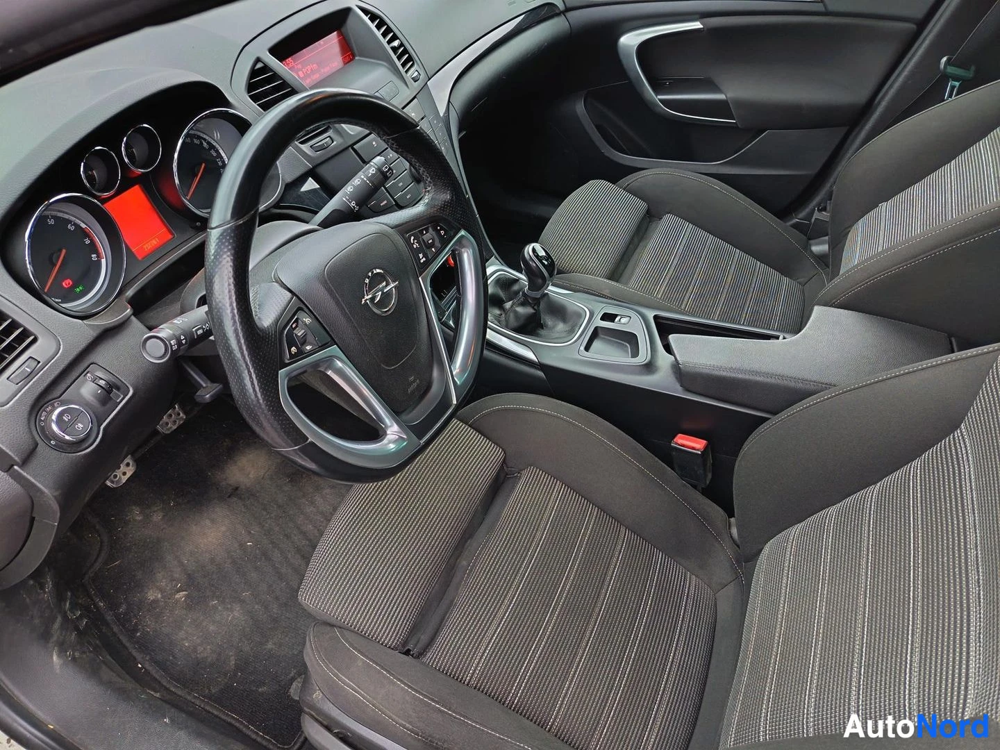 Ohjaamo: Front seats dashboard view showing instrument cluster gear selector central console and steering wheel