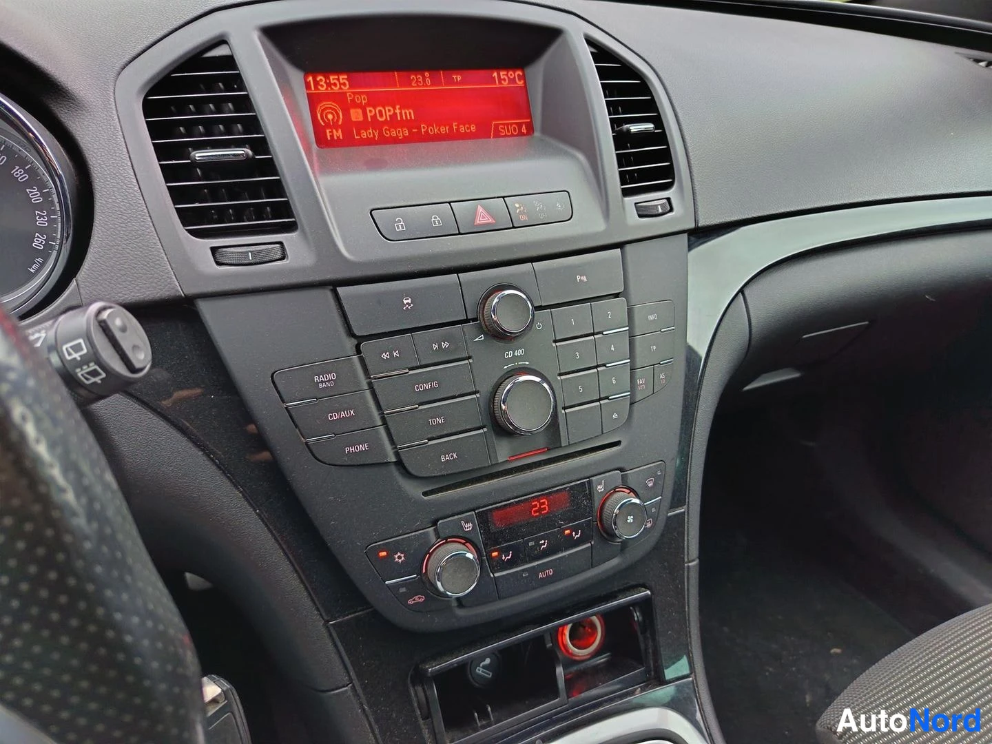 Yksityiskohta: Center console with radio display climate controls air vents storage compartments and USB port
