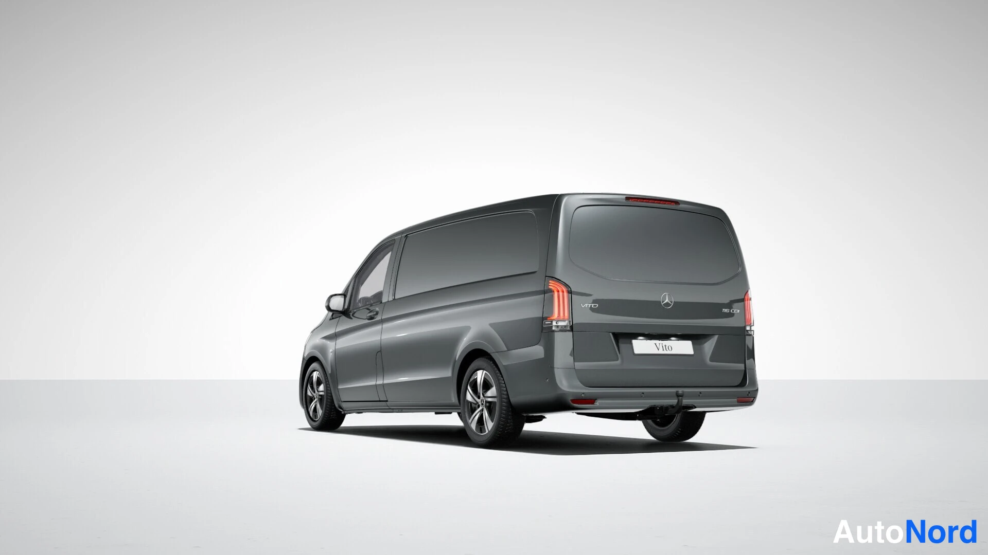 Takaviisto: Mercedes-Benz Vito -pakettiauto takakulmasta, tummanharmaa kori, takaluukussa Vito-teksti ja Mercedes-tähti.