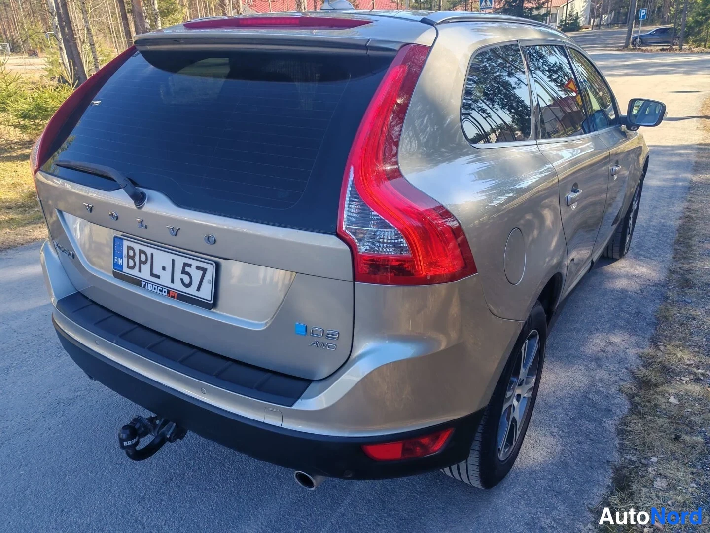 Takaviisto: Auton takaosa ja oikea kylki takakulmakuvassa: rekisterikilpi, VOLVO-teksti, D3- ja AWD-tunnukset sekä vetoaisa näkyvissä.
