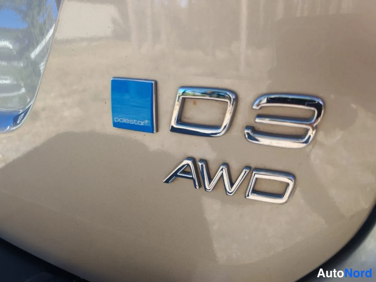 Muu: Tarkennus auton takapaneelin merkkeihin: sininen Polestar-logo ja kromatut D3 AWD -tekstit.