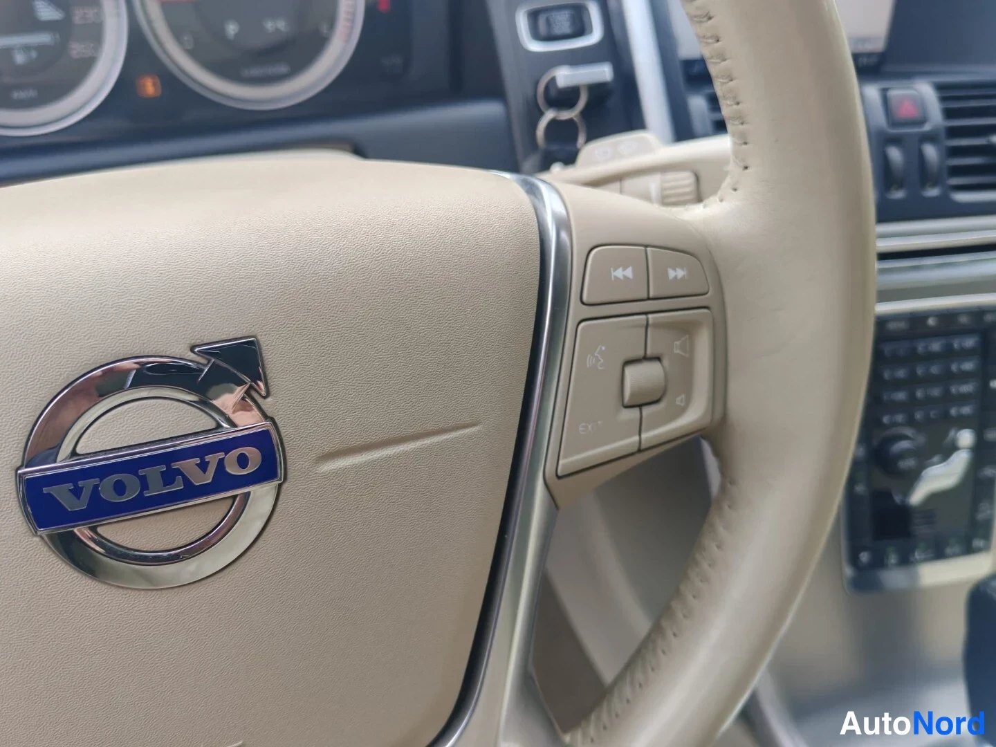 Muu: Volvo-ohjauspyörän oikea kytkinryhmä lähikuvassa, mediasäädöt ja sähköisesti säädettävä pyörä.