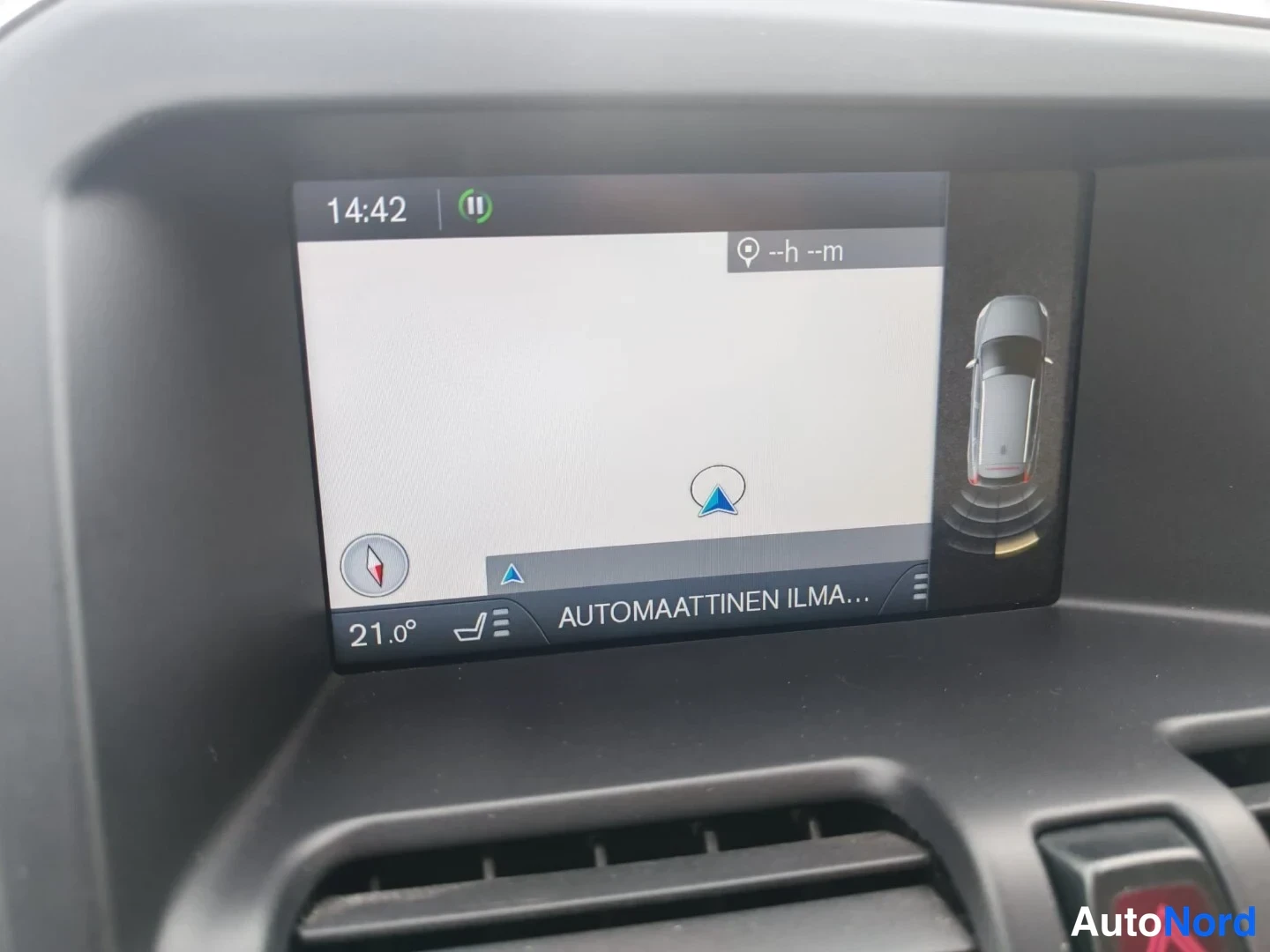 Muu: Keskikonsolin näyttö näyttää pysäköintikameraa ja tekstiä AUTOMAATTINEN ILMA..., 14:42 ja 21.0°.