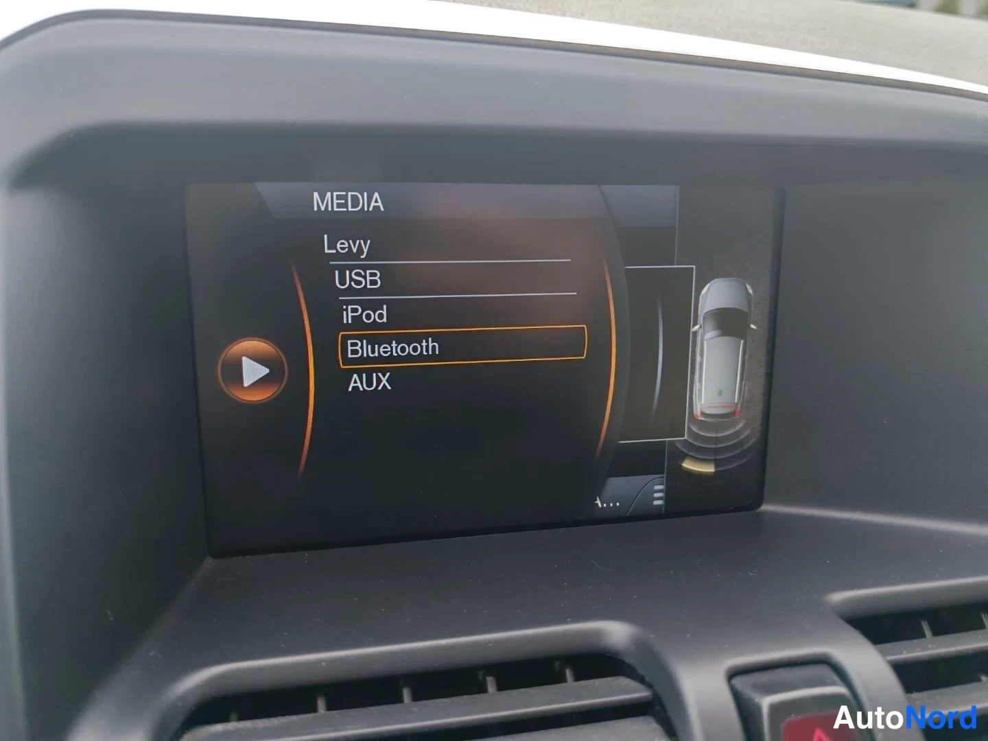 Muu: Auton kojelaudan näyttö MEDIA-valikossa, jossa vaihtoehtoina Levy, USB, iPod, Bluetooth ja AUX.