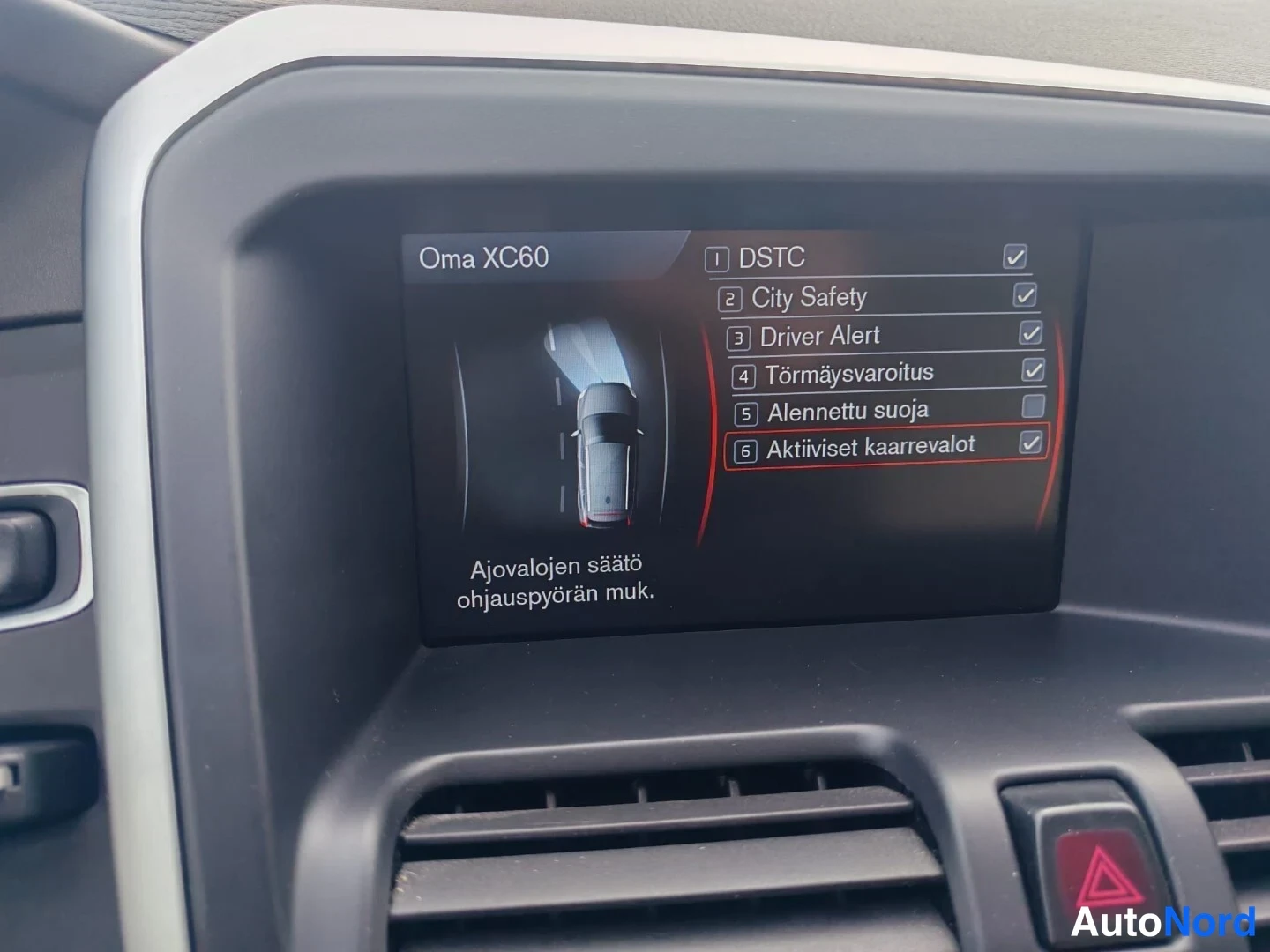 Muu: Auton kojelaudan näyttö Oma XC60 -asetuksissa, jossa valittuna Aktiiviset kaarrevalot ja listalla myös DSTC, City Safety, Driver Alert ja Törmäysvaroitus.