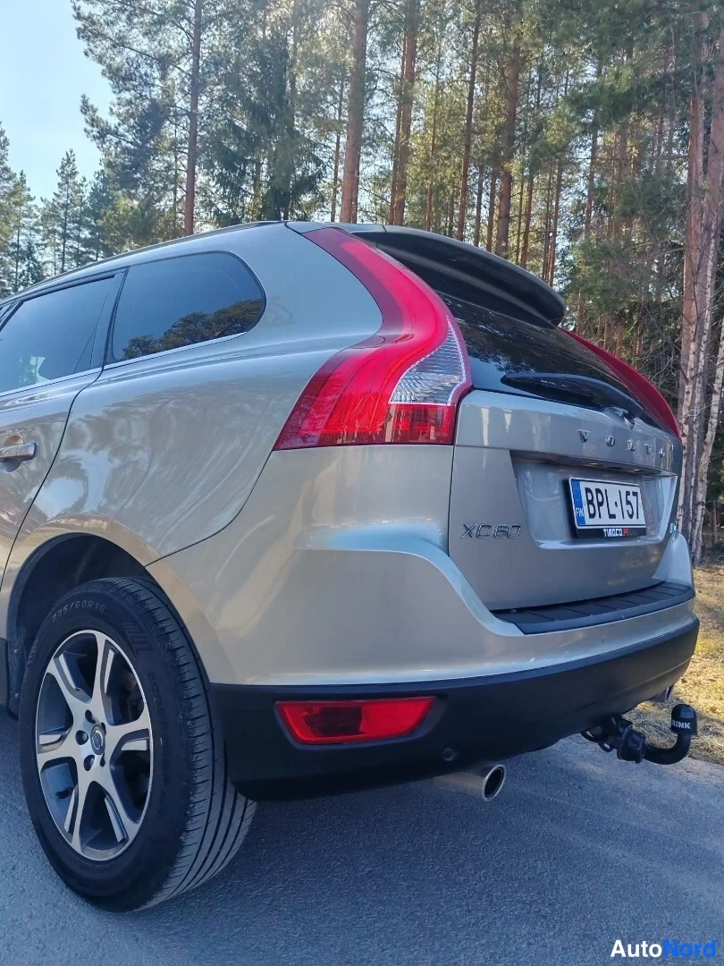 Takaviisto: Volvo XC60 takaa kuvattuna: punaiset takavalot, XC60-merkki, rekisterikilpi BPL 157 ja irrotettava vetokoukun pallo näkyvät; korin väri on beige.
