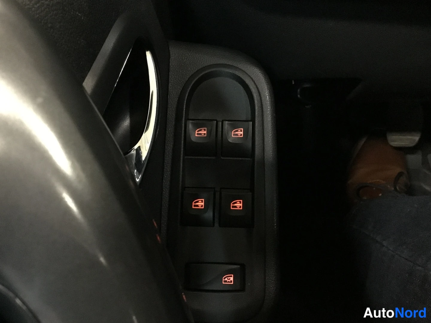 Yksityiskohta: Ratin hallintanapin sarakkeet ja autovyökehotukset.