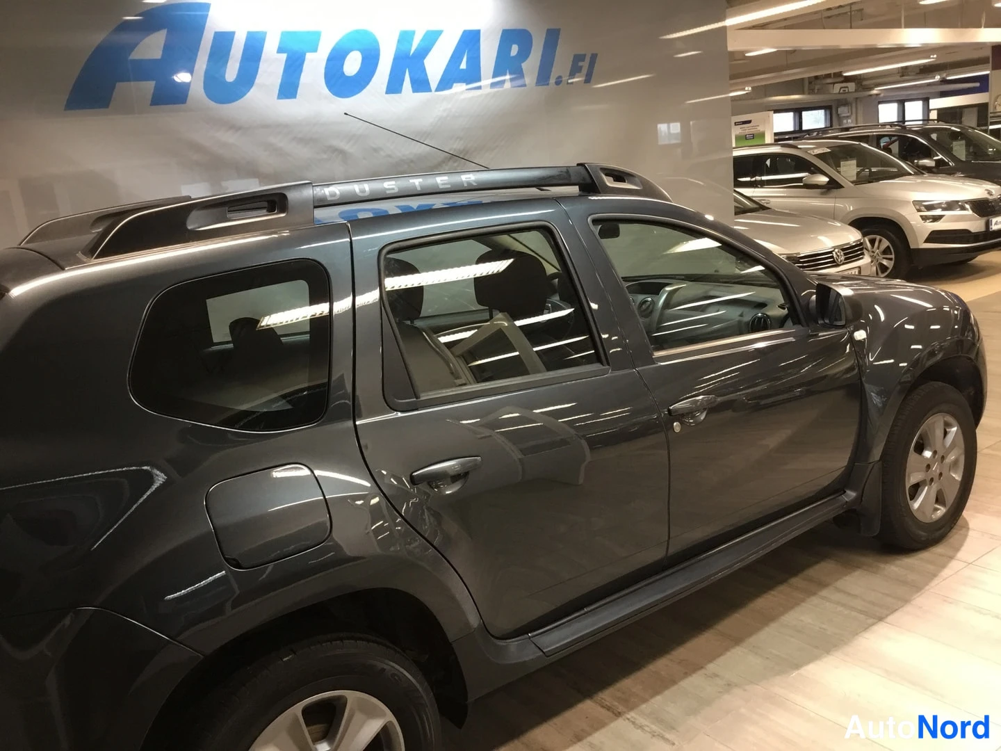 Sivulta: Tummanharmaan farmarimallisen autocoupén oikea sivuprofiili sisätiloissa.