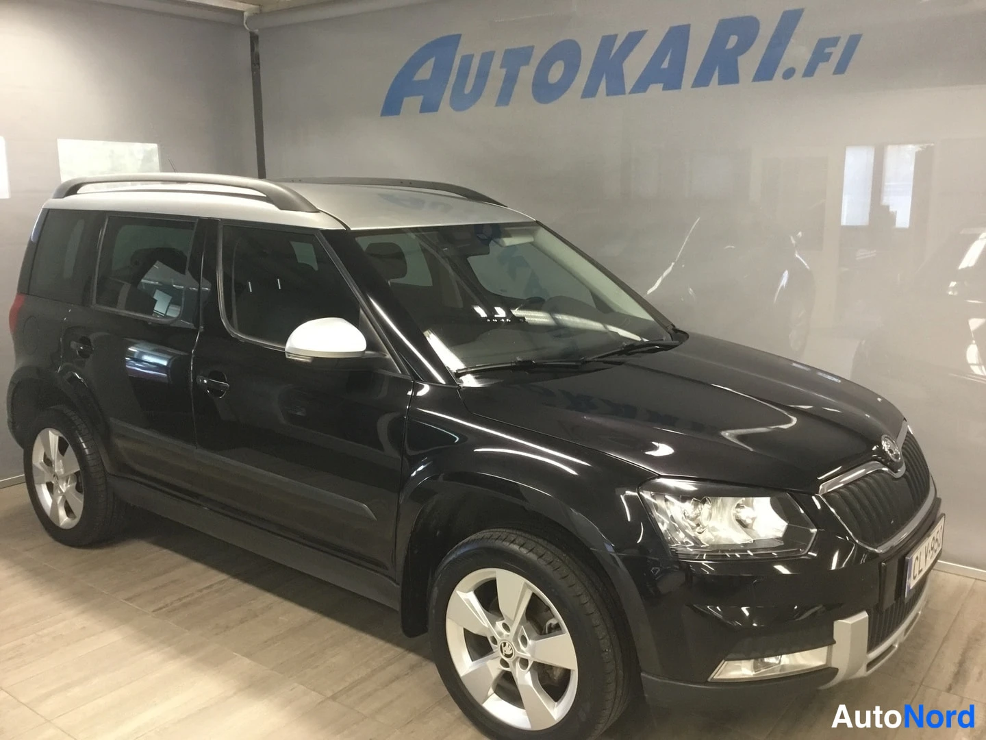 Etuviisto, nokka oikealle: Musta Skoda Yeti -farmaripoisto-etulokasta Front 3/4 vasemmalta