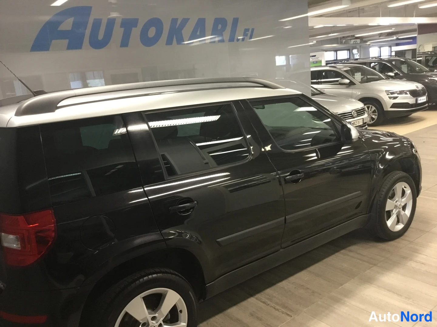 Takaviisto: Musta Skoda Yeti -perä 3/4 vasemmalta