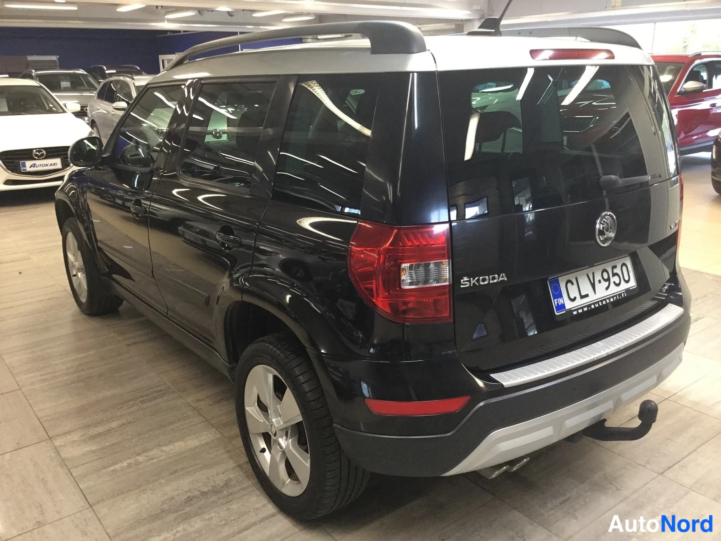 Takaviisto: Musta Skoda Yeti -perä 3/4 vasemmalta, rekisterissä