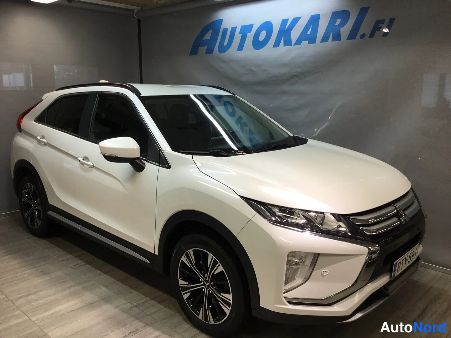Etuviisto, nokka oikealle: Mitsubishi ECLIPSE CROSS