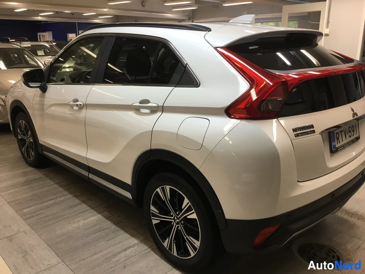 Takaviisto: Valkoisen Mitsubishi Eclipse Crossin takakulma, rekisterikilpi.