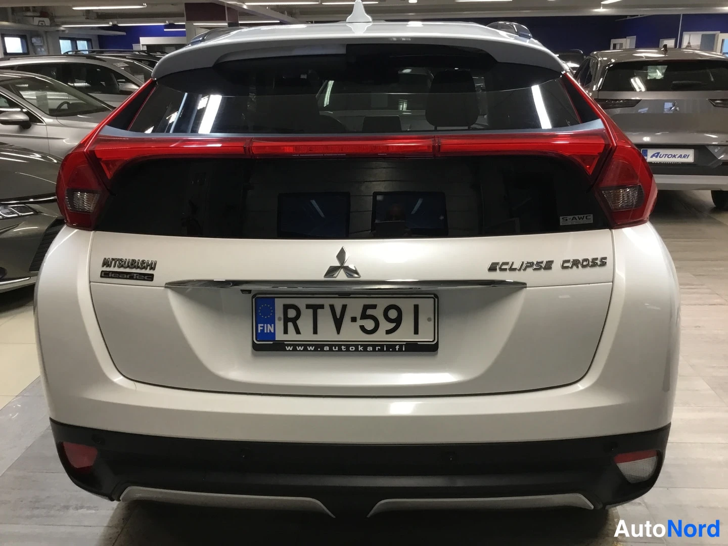 Takaa: Auton takaosa suoraan takaa: valkoinen Mitsubishi Eclipse Cross, rekisteritunnus.