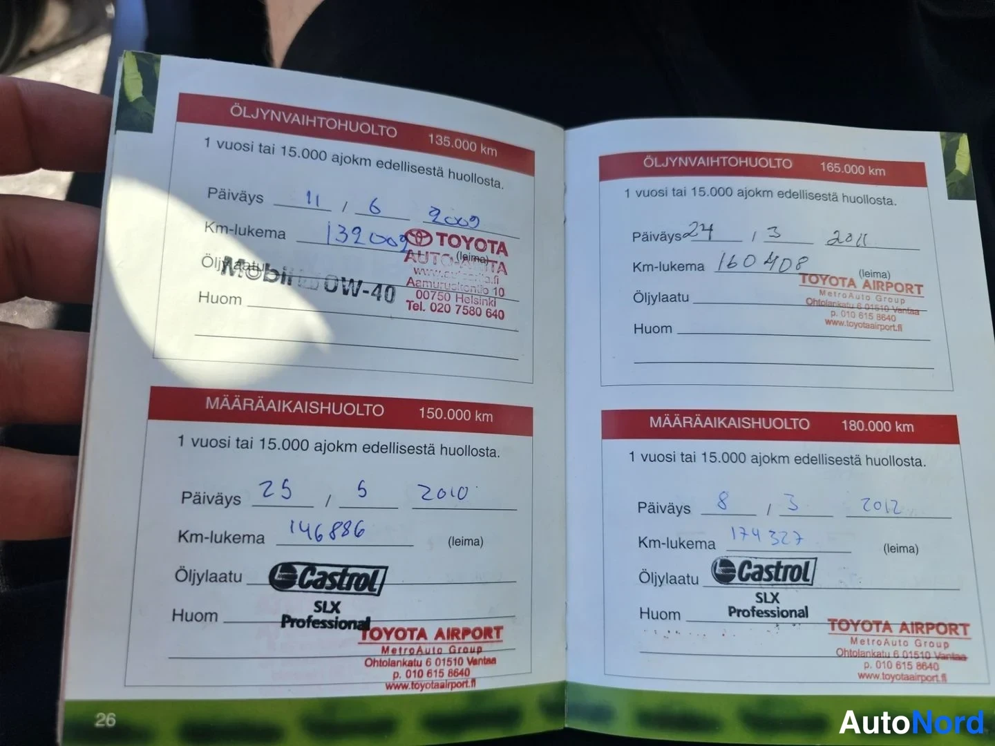 Muu: Huoltokirjan avattu sivu, jossa huoltomerkinnät 135 000–180 000 km väylillä Castrol SLX Professional -öljyillä ja Toyota Airport -leimoilla.