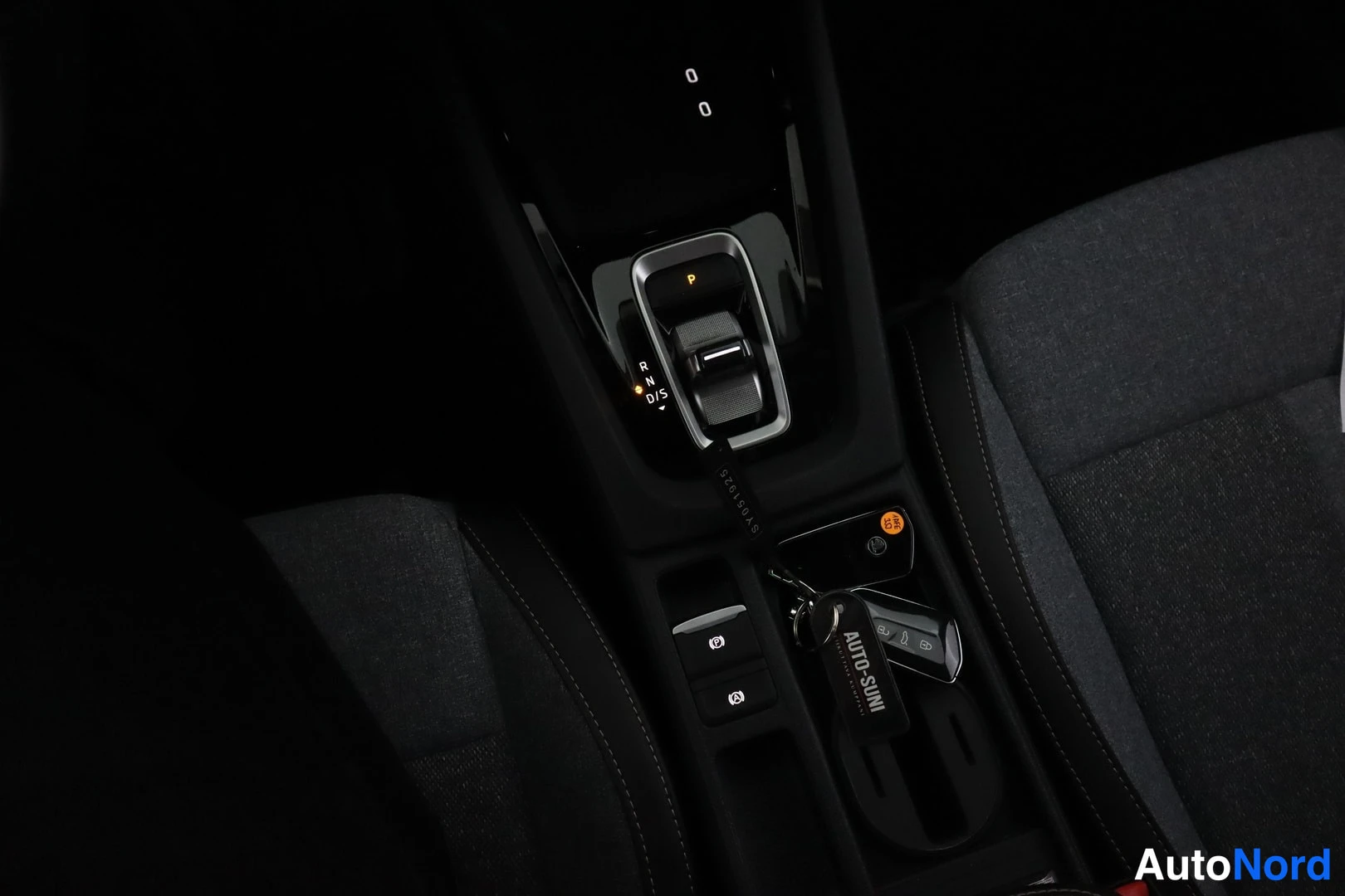 Muu: Keskikäyttöpaneeli, jossa automaattivaihteen valitsin P-asennossa ja Auto-Sini-avainniput.
