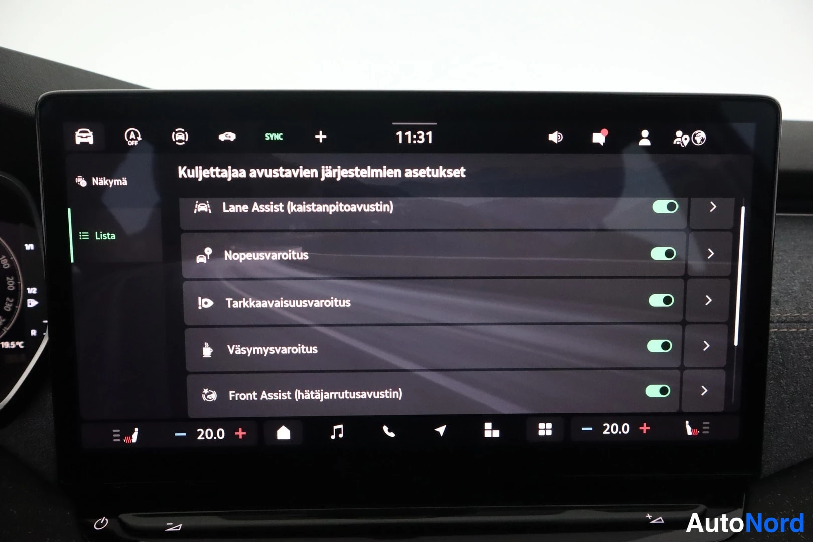 Muu: Infotainment-näyttö kuljettajan avustavien järjestelmien asetuksissa: Lane Assist, Nopeusvaroitus, Tarkkaavaisuusvaroitus, Väsymysvaroitus ja Front Assist ovat